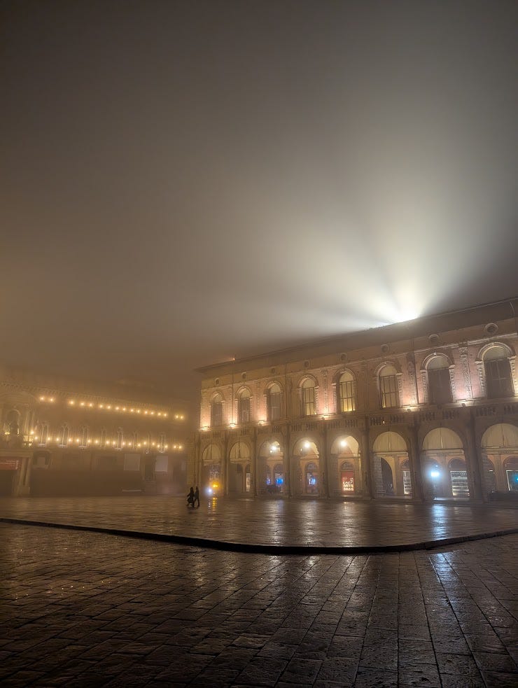 Piazza Maggiore d'inverno con la nebbia