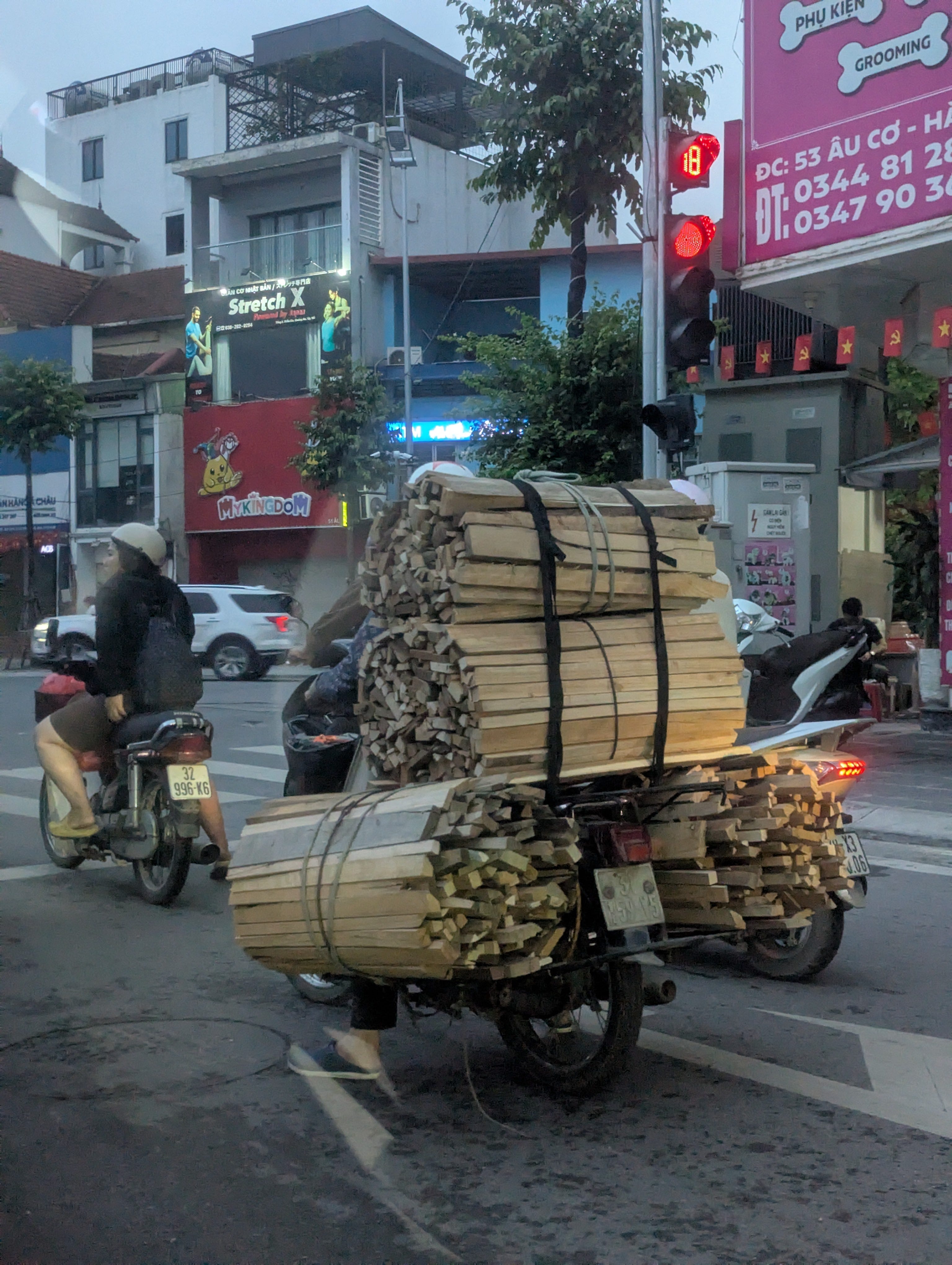 Il rapporto dei vietnamiti con gli scooter in una foto